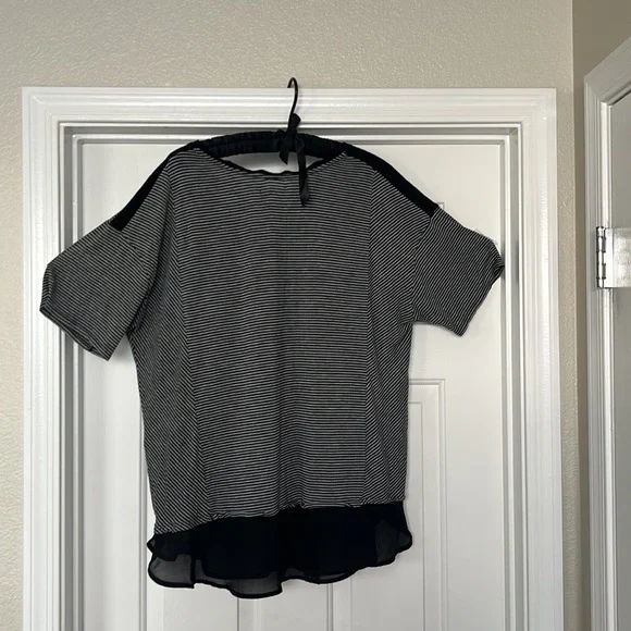 Simply vera Vera Wang black and gray, striped blouse, size XL. Super soft.Cute - Picture 7 of 10